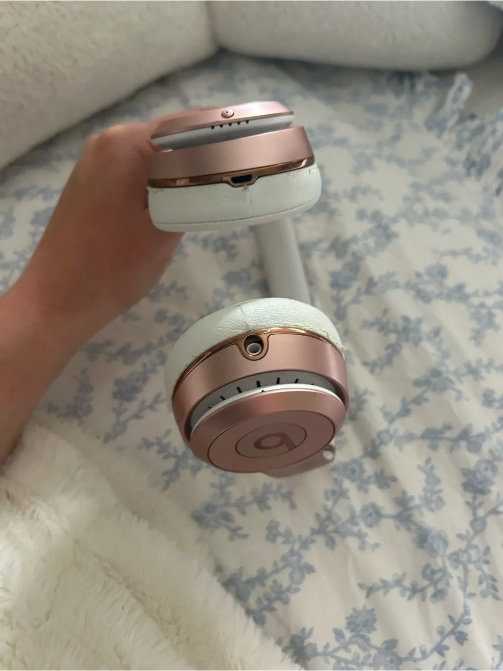 Wireless Solo 3 Beats by Dre Over-Ear Headphones - Rose Gold and White - Picture 5 of 13